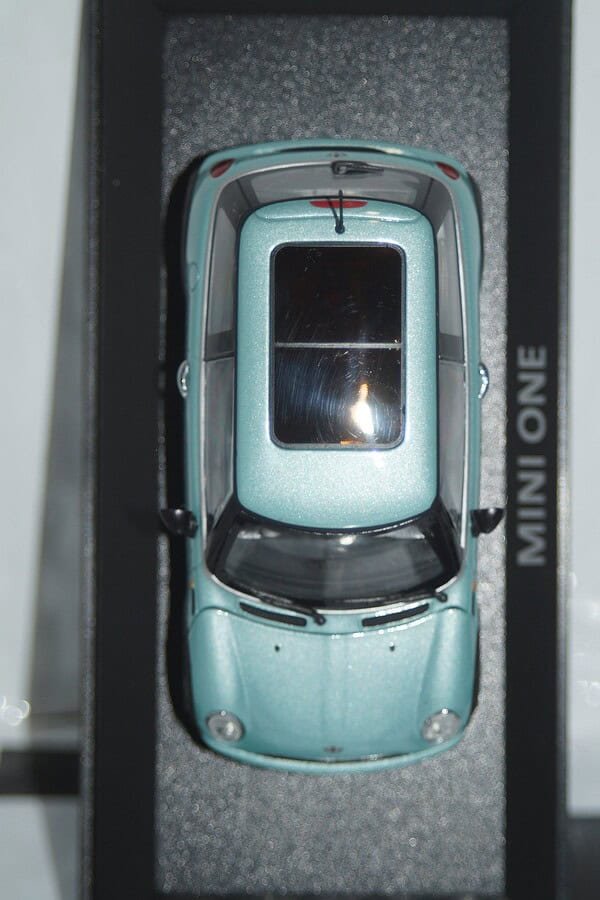 Minichamps BMW Mini One (dealer edition) Pearlescent Green/Blue 1:43 diecast Car - Image 4
