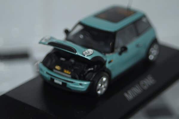 Minichamps BMW Mini One (dealer edition) Pearlescent Green/Blue 1:43 diecast Car - Image 3