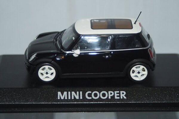 Minichamps BMW Mini Cooper (dealer edition) Black 1:43 diecast Car - Image 9