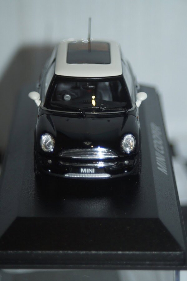 Minichamps BMW Mini Cooper (dealer edition) Black 1:43 diecast Car - Image 8