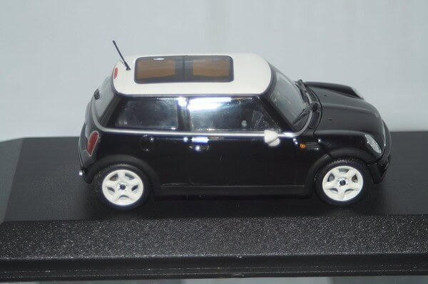 Minichamps BMW Mini Cooper (dealer edition) Black 1:43 diecast Car - Image 7