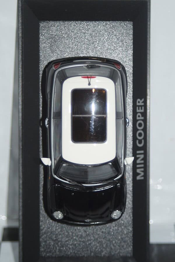 Minichamps BMW Mini Cooper (dealer edition) Black 1:43 diecast Car - Image 4