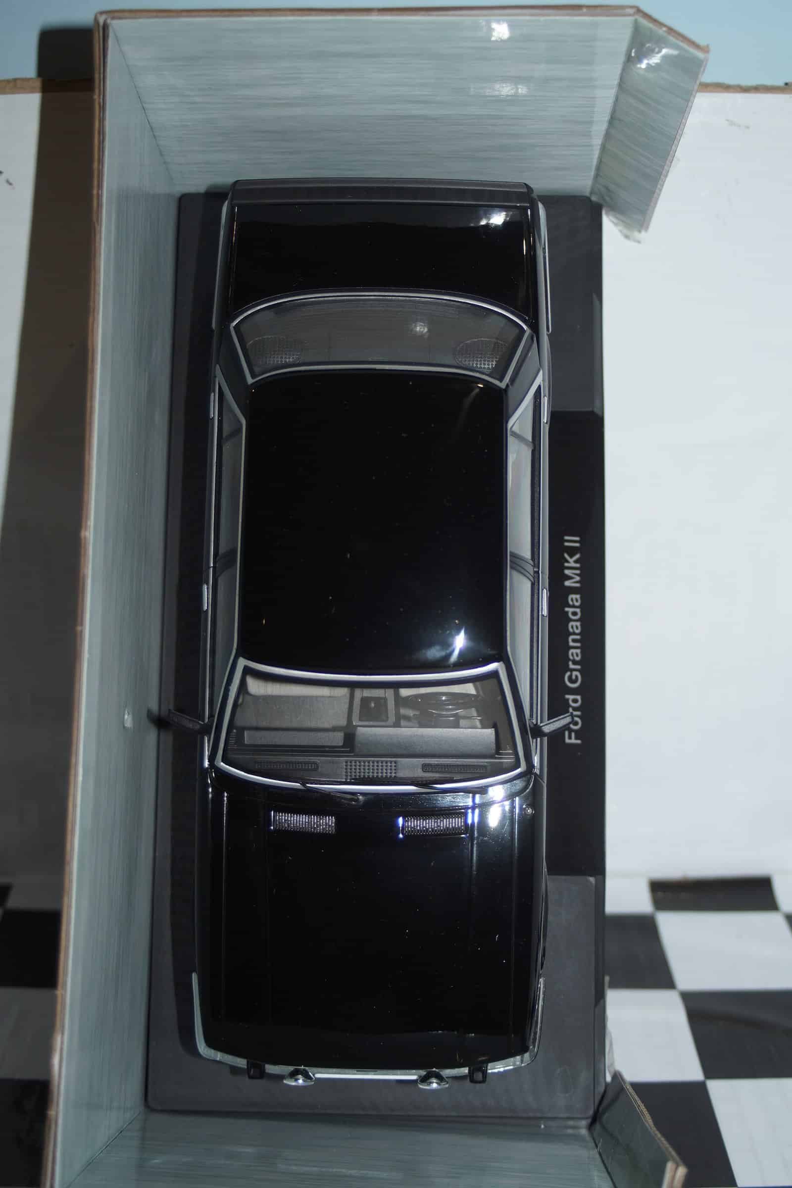 Model Car Group Ford Granada 2.8 Injection Grey Metallic/Black MCG18536 1:18 - Image 3