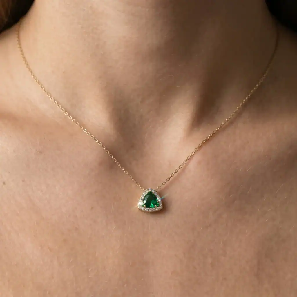 תליון משולש היילו אמרלד