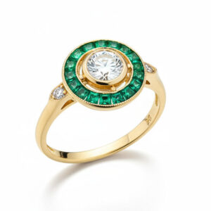 טבעת ארט דקו עם יהלומים ואמרלדים בשיבוץ מיוחד