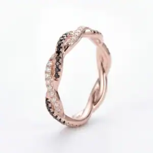 טבעת צמה משולבת יהלומים שחורים ולבנים