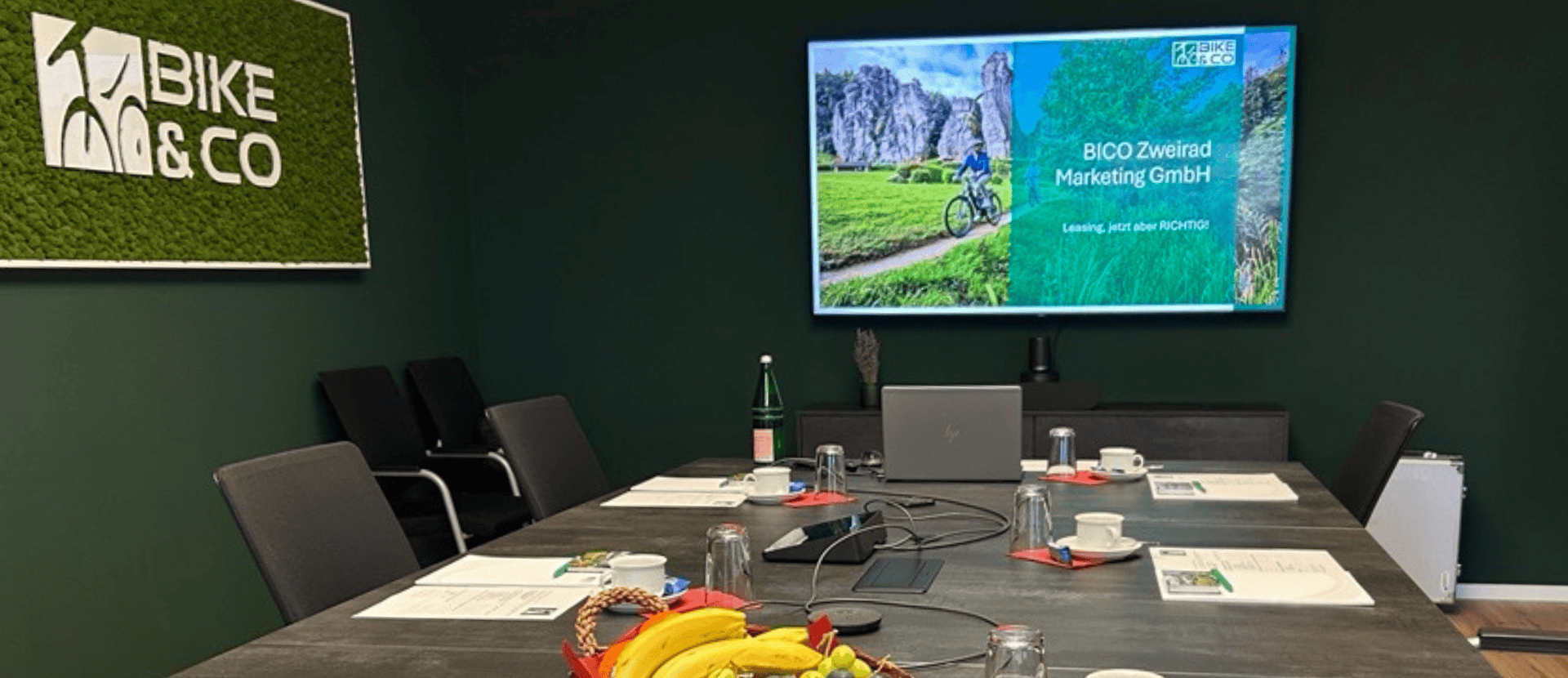 Konferenzraum bei Die Fahrrad Akademie mit Präsentation und Sitzgelegenheiten.