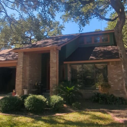 Completed roof replacement with Owens Corning Oakridge shingles by Dolan Roofing & Construction in Universal City