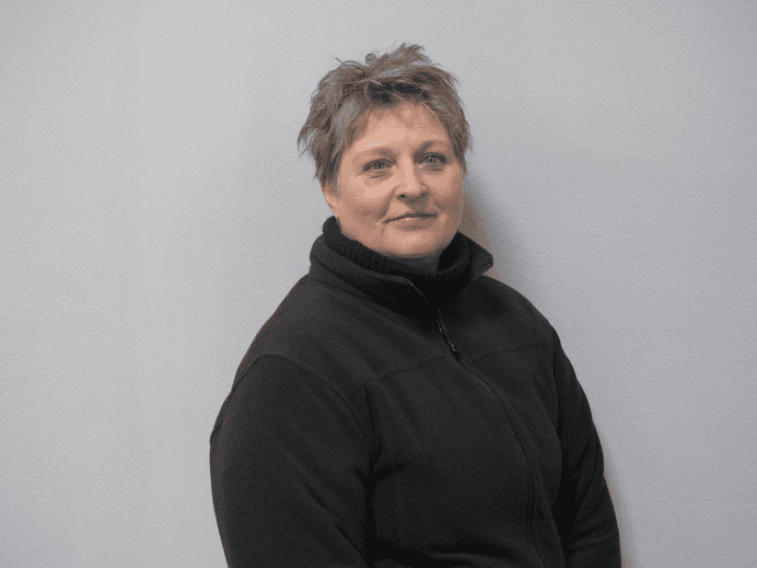 Frau vor dem Drahtesel Fahrradgeschäft in Bad Schwartau.