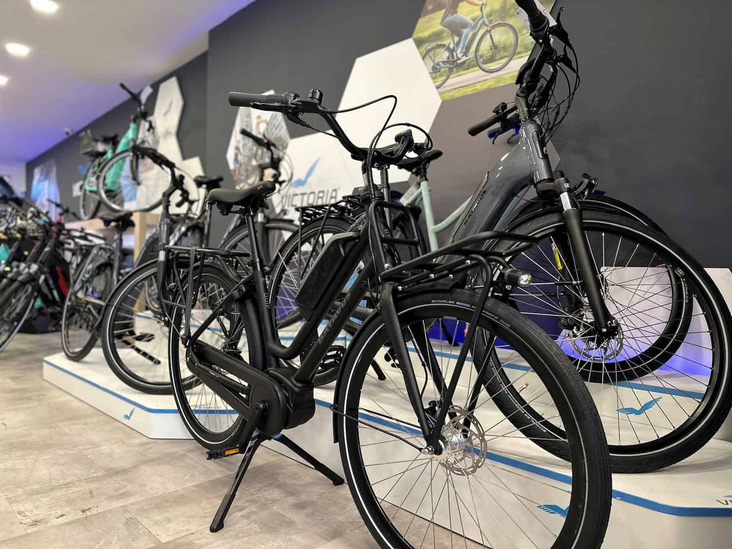 Verschiedene E-Bikes im E-Bike Center Wesel ausgestellt.