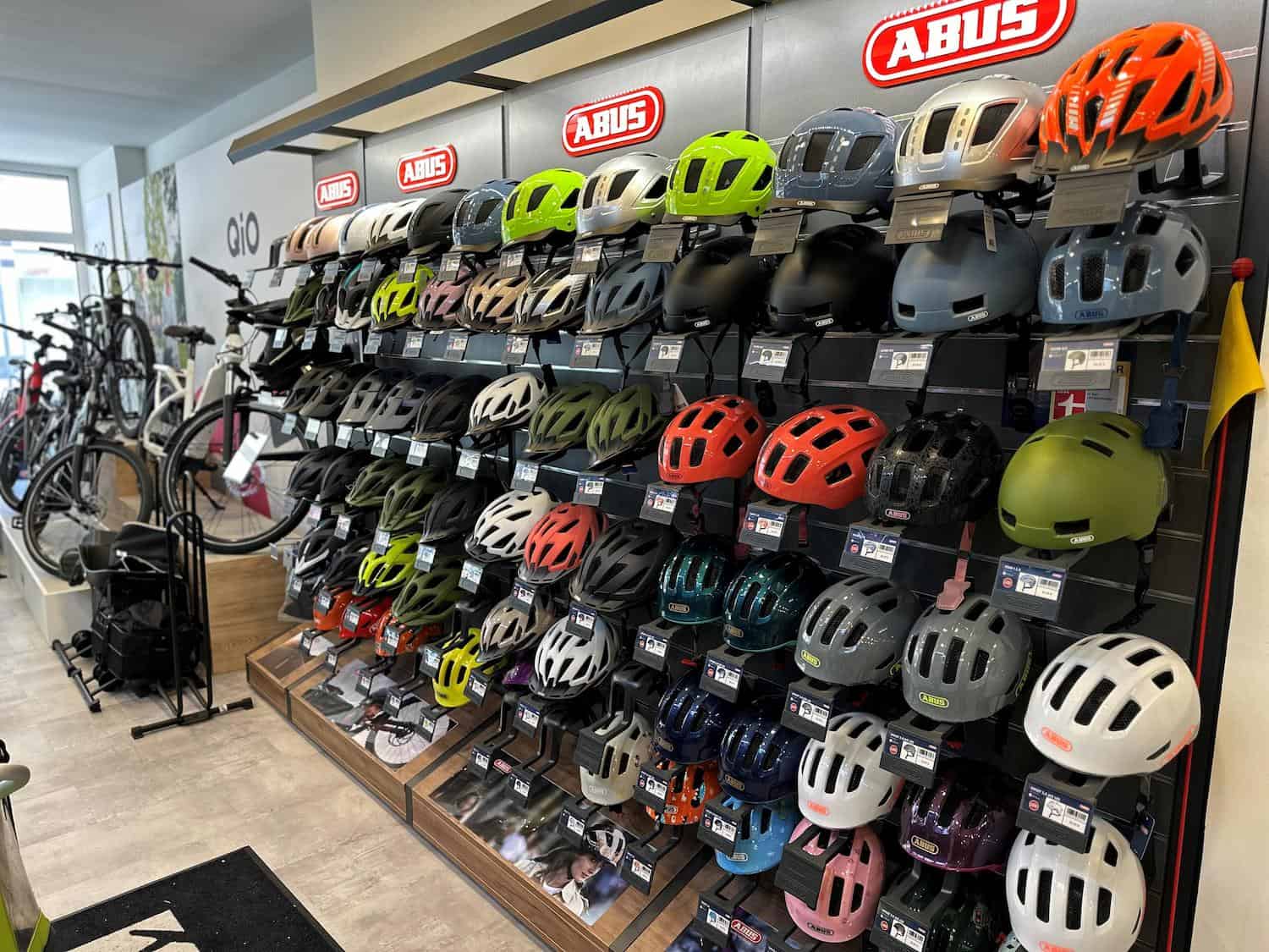 Verschiedene Fahrradhelme im E-Bike Center Wesel, große Auswahl an Marken und Farben.