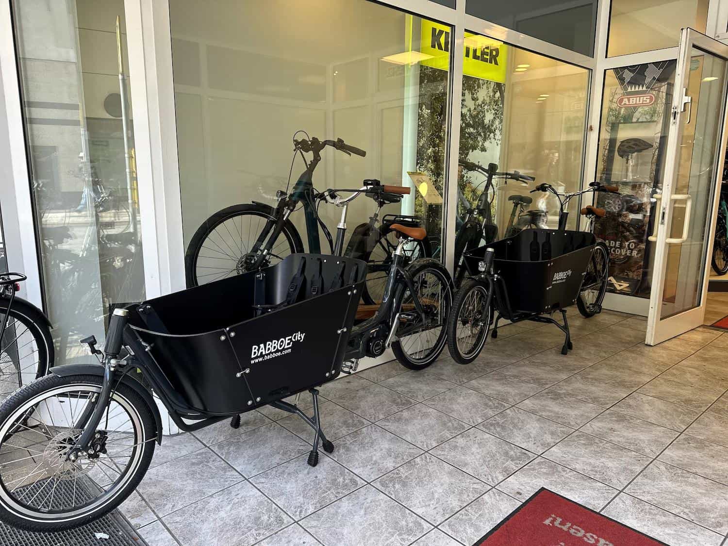 E-Bike Center Wesel mit Fahrrädern und Lastenrädern vor dem Laden.