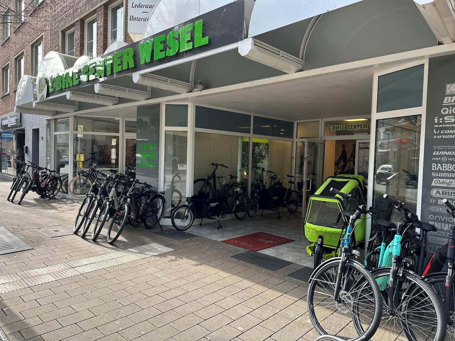 E-Bike Center Wesel mit Fahrrad-Ausstellung vor dem Laden.