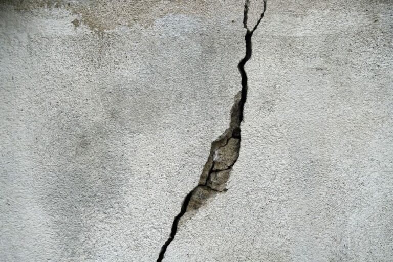 Ρωγμή σε τοίχο. Πιθανή δίοδος κατσαρίδας