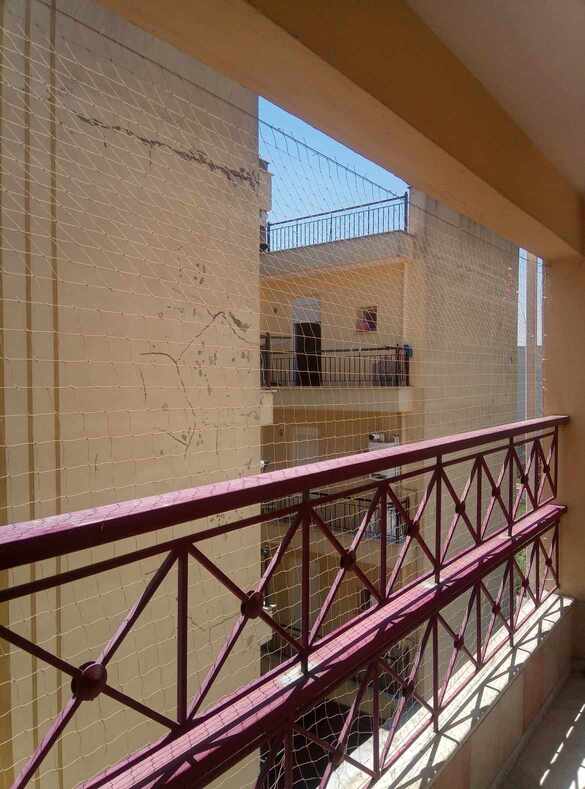 Τοποθέτηση δίχτυ προστασίας από περιστέρια σε οικία