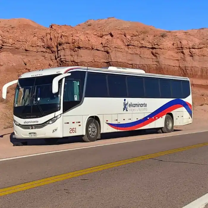omnibus el kaminante detenido junto a la ruta en el desierto