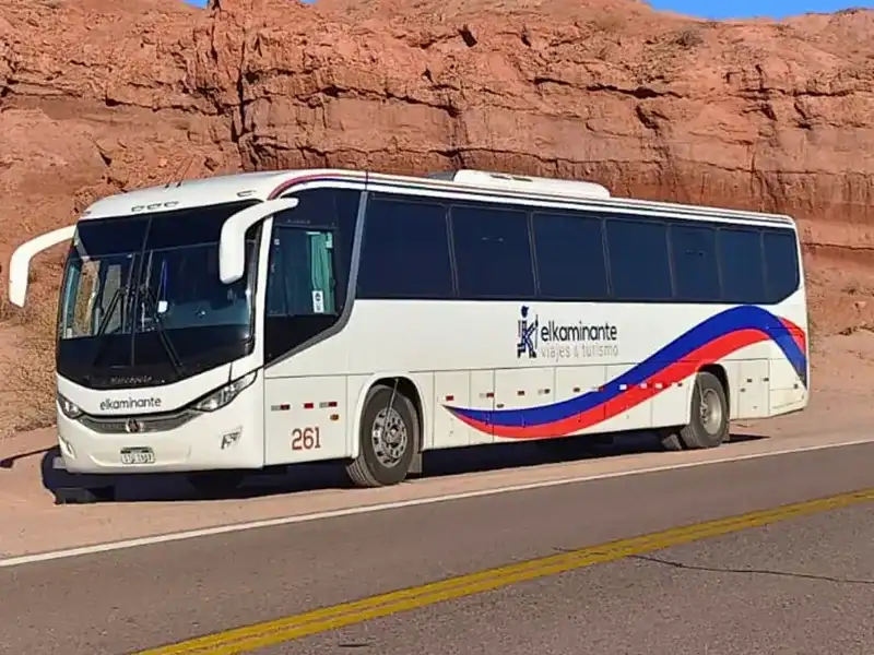 omnibus el kaminante detenido junto a la ruta en el desierto