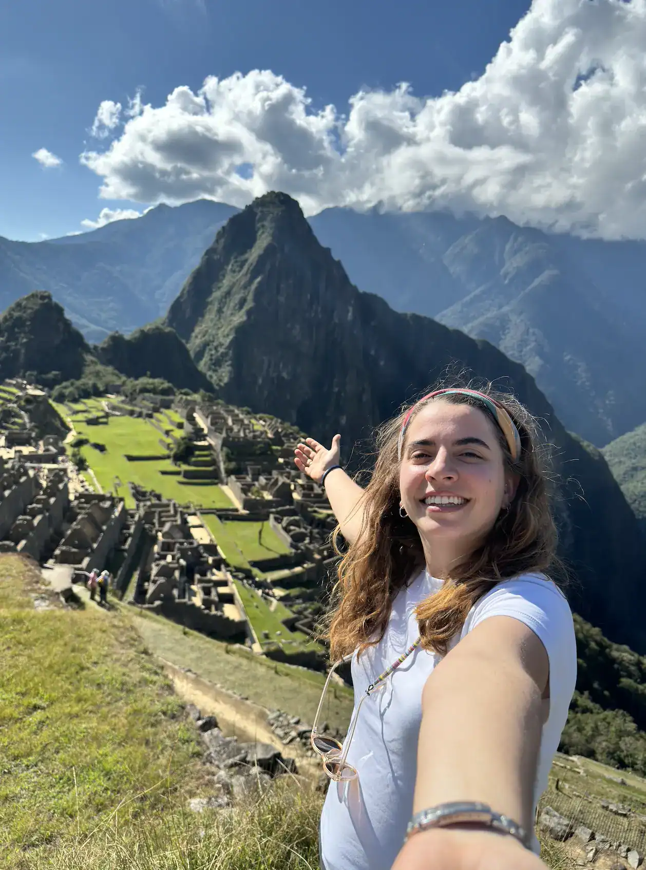 Machu Picchu, antigua ciudad inca en Perú, rodeada de montañas verdes y cielo azul.