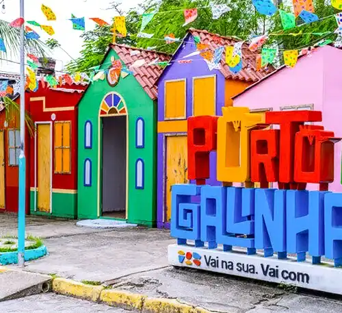Pared de casas coloridas y decoradas con banderines en un ambiente festivo y alegre.