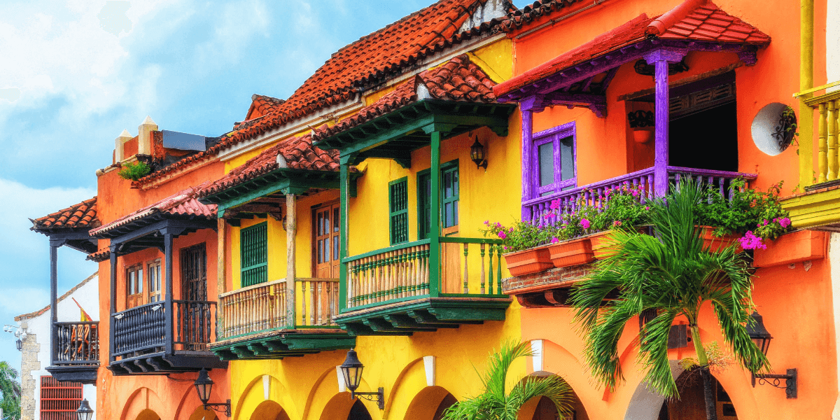Árboles y casas coloridas en un barrio vibrante y alegre en El Kaminante.