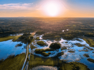 Paisaje natural con lagunas y vegetación al atardecer en Uruguay.