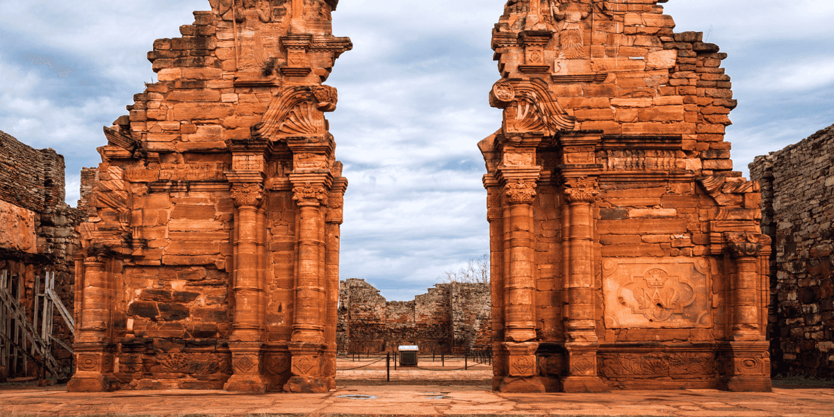 Ruins of El Kaminante with historic red brick arches and stone walls.