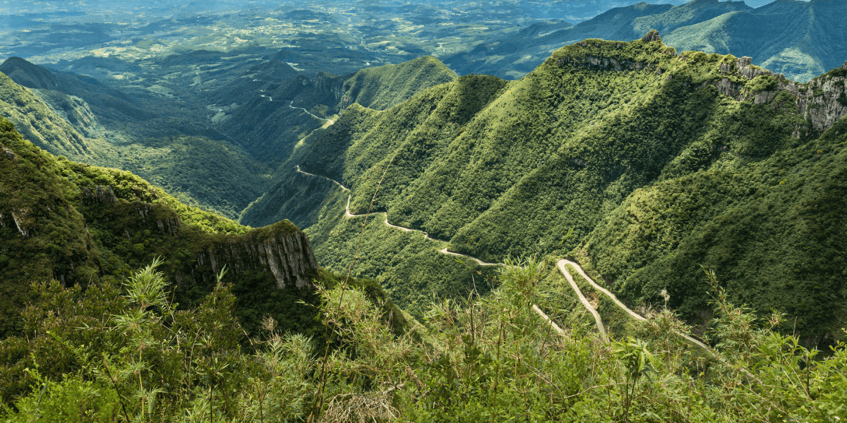 Caminos en las montañas verdes de la región de El Kaminante, Uruguay.