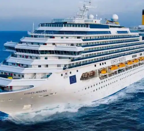 Transatlántico Costa Smeralda navegando en el océano Atlántico.