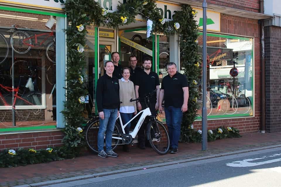 Team von Fahrrad Kamphaus vor dem Laden in Dinklage mit Fahrrad.