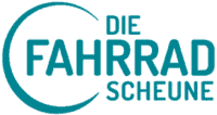 Stadtszene mit Fahrradfahrern auf der Straße bei Tag.