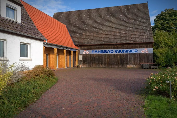 Fahrrad Wunner Fahrradgeschäft in Zapfendorf mit Holzfassade und Schild.