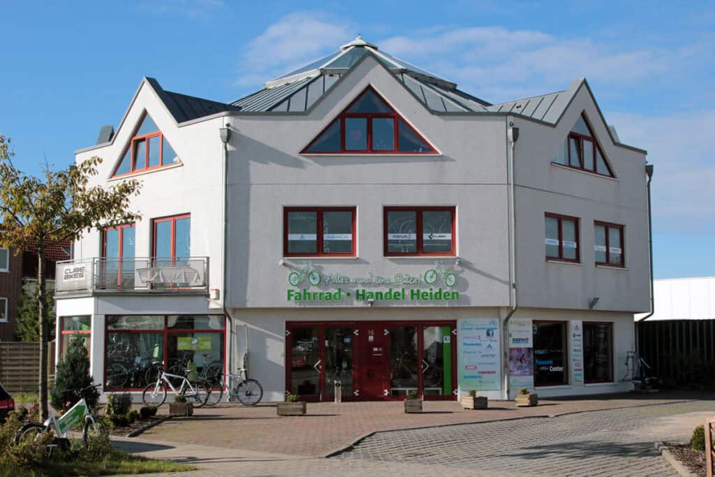 Fahrradgeschäft in Stralsund mit modernen Architektur und Fahrradangeboten.
