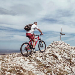 Fahrradabenteuer in Templin Mann fährt Mountainbike auf felsigem Bergpfad in Templin.