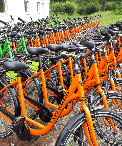 Verschiedene Leihräder in Orange und Grün bei Fahrradservice Winkler in Templin.
