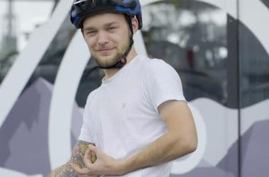 Junger Mann mit Fahrradhelm und Fahrrad in der Fahrradwelt Seng.