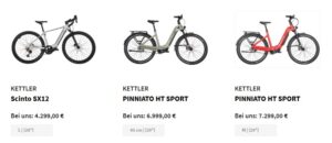 Drei E-Bikes von Kettler in verschiedenen Modellen und Farben.