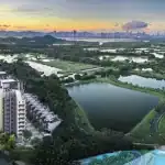 濕地季節公園的自然景觀與城市天際線融合，展現生態與都市的完美結合。.