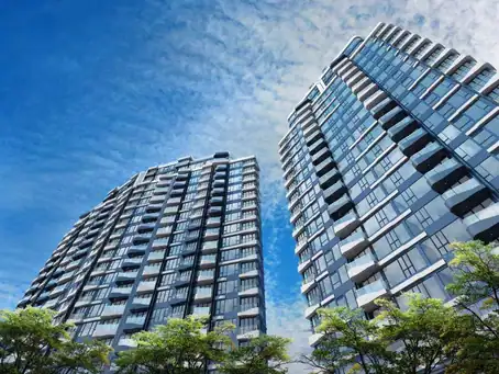 高層現代建築物，展現都市繁華與創新設計風格。.