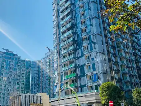 豪華高層住宅大廈外觀，展現現代傢俬設計與定制服務的專業水平。.