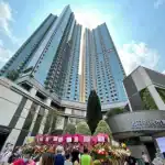 高層住宅樓宇內的定制傢俬設計，展現現代都市生活品味。.