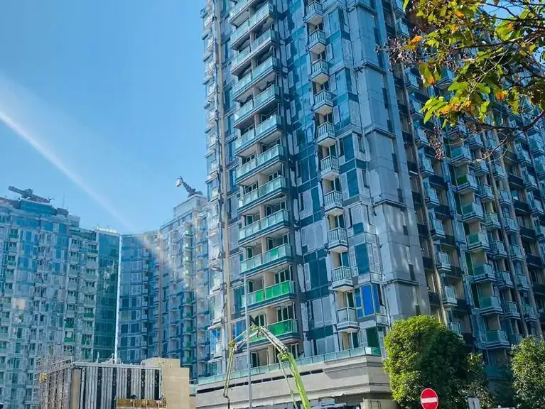 高層住宅樓宇外觀與建築細節，展示現代化設計與建築特色。.