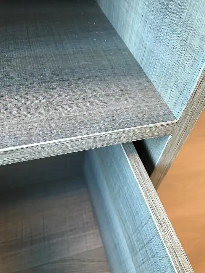 ALT標籤：高質感木紋櫃子內部設計，展現精緻工藝與現代風格.