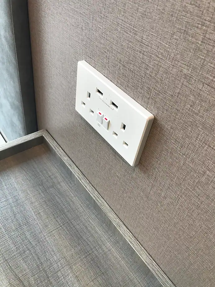 插座與牆面完美融合，展現高端傢俬佬設計訂造的專業品質.