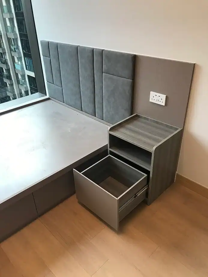 ALT：現代灰色床頭櫃與靠背，適合One Homantin設計風格.