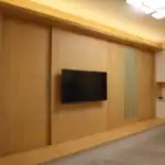 精美木質牆面設計，配備電視櫃，打造溫馨舒適的居家空間。.