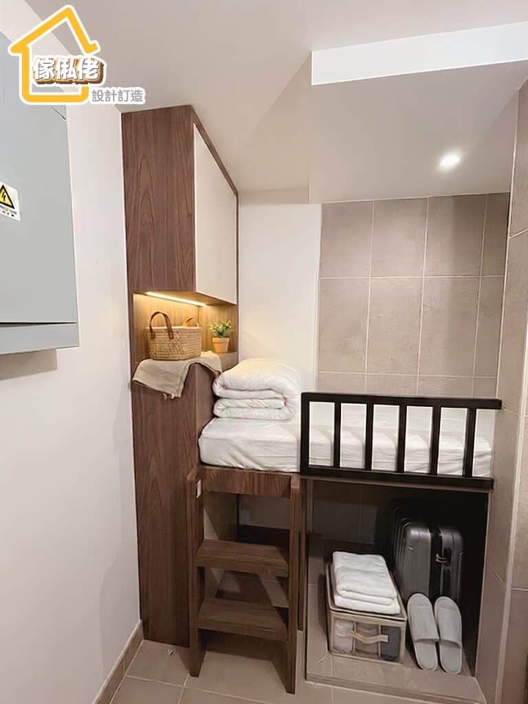 日出康城 LP10 約20呎工人房裝修設計，採用ENF環保生態板訂造的高架閣樓床、床頭收納櫃，搭配安全護欄與下層行李箱收納空間。
