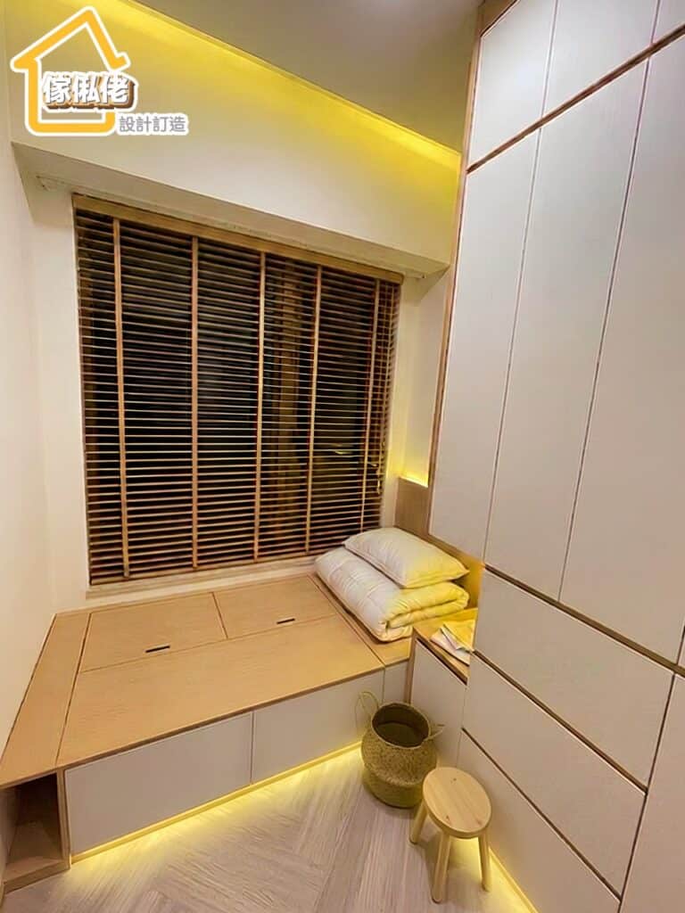日出康城 LP10 約50呎長者房裝修設計，採用ENF環保生態板訂造的油壓地台床、通頂大衣櫃，搭配溫馨暖色防跌倒地台燈帶與木質百葉簾。