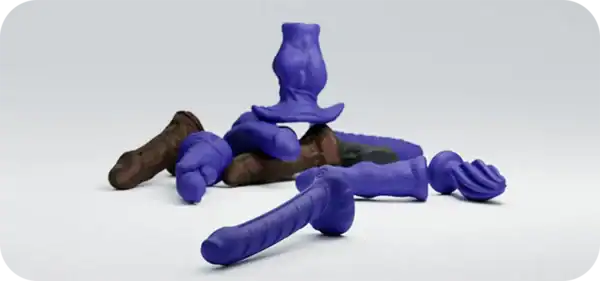 Schwarze und blaue Fisting-Modelle mit XXL-Toys und Assplay-Accessoires auf weißem Hintergrund.