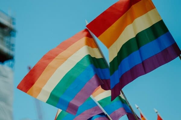 Farbenfrohe Regenbogenflagge auf einer LGBTQ+ Veranstaltung, Symbol für Vielfalt und Akzeptanz.