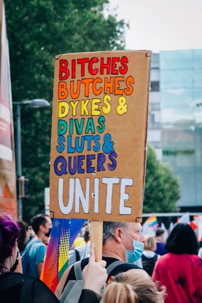 Bunte Protestschrift mit queeren und LGBTQ+-Slogans auf einer Demonstration in Berlin.